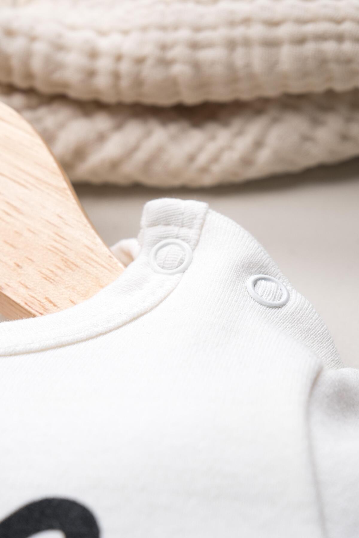 Mai Perla Unisex Organik Beyaz Anne Baba Baskılı Yandan Çıt Çıtlı 0-12 Ay Bebek Tulum fotoğrafı 4 (önizleme)