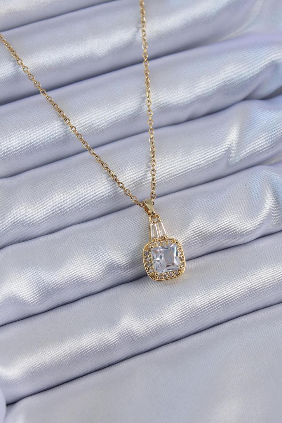 AfraBeauty 316L Çelik Gold Renk Kare Kristal Taşlı Kadın Kolye