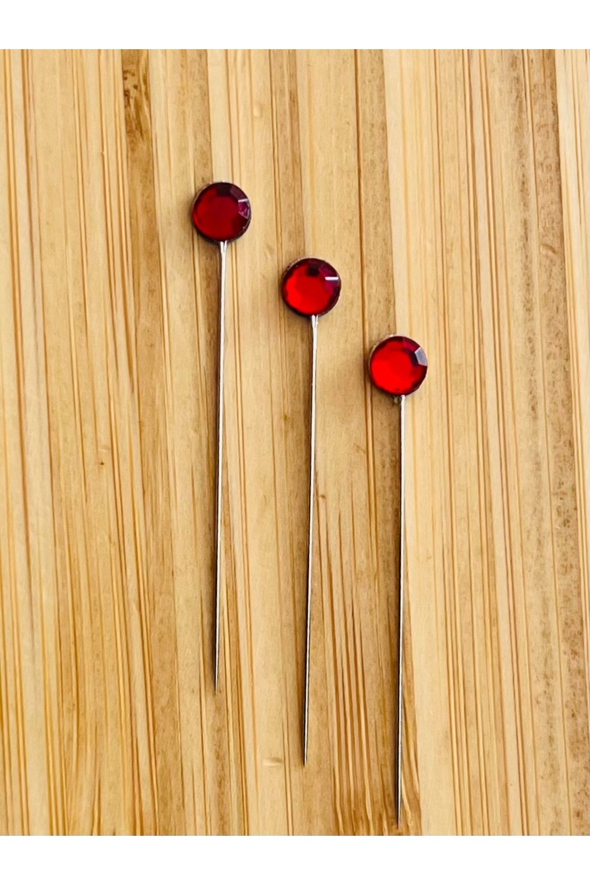 Öztürk Taşlı Şal Eşarp İğnesi. 38mm. 3'lü Paket. Kırmızı.