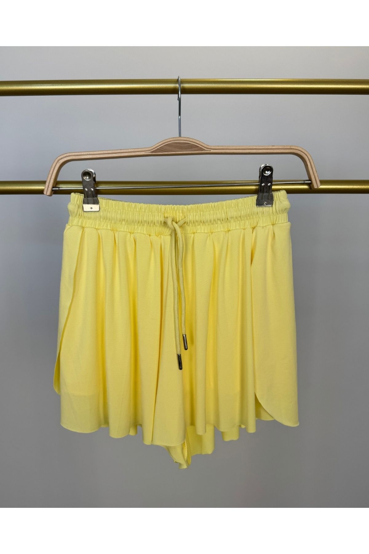 DEQ FASHION Kadın Sarı Bol Kesim Çift Kat Spor Şort