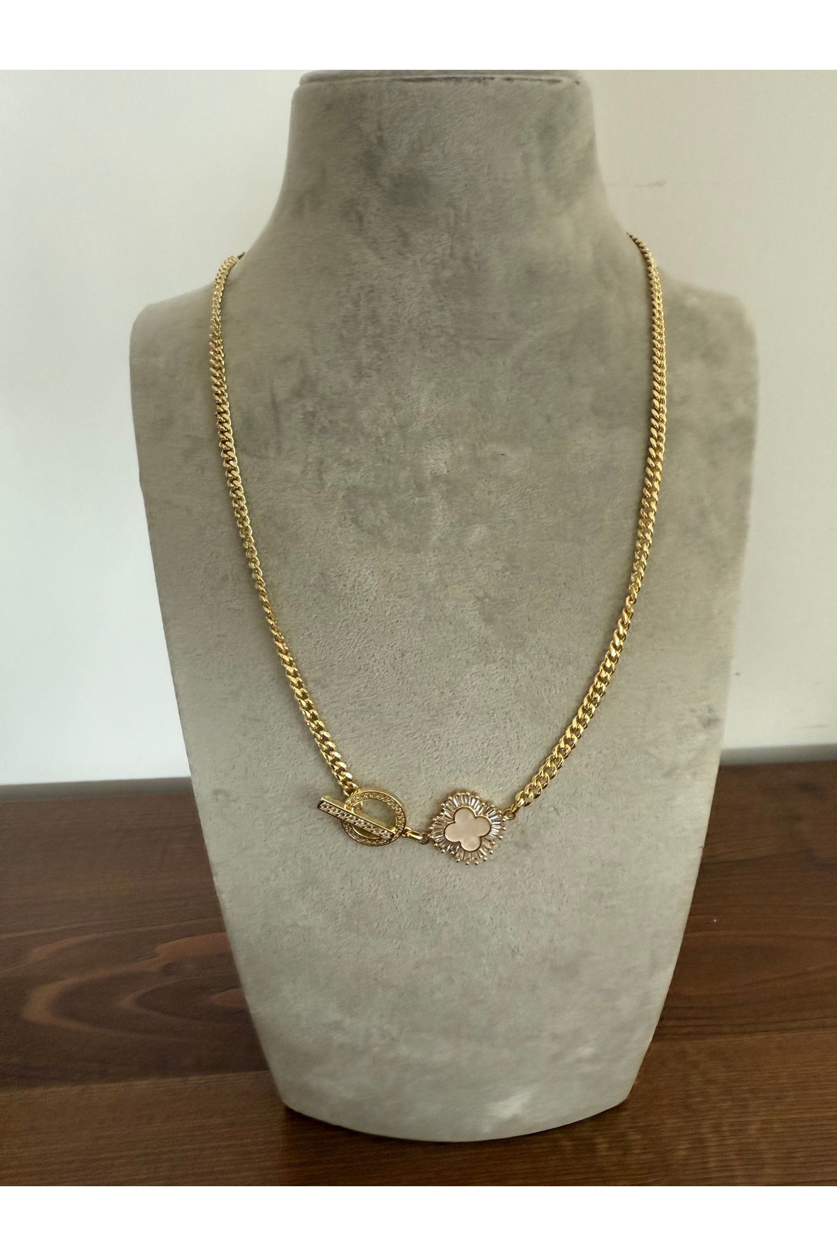 Zenara Accessories Taşlı,yonca şeklinde gold/altın zincir çelik kolye