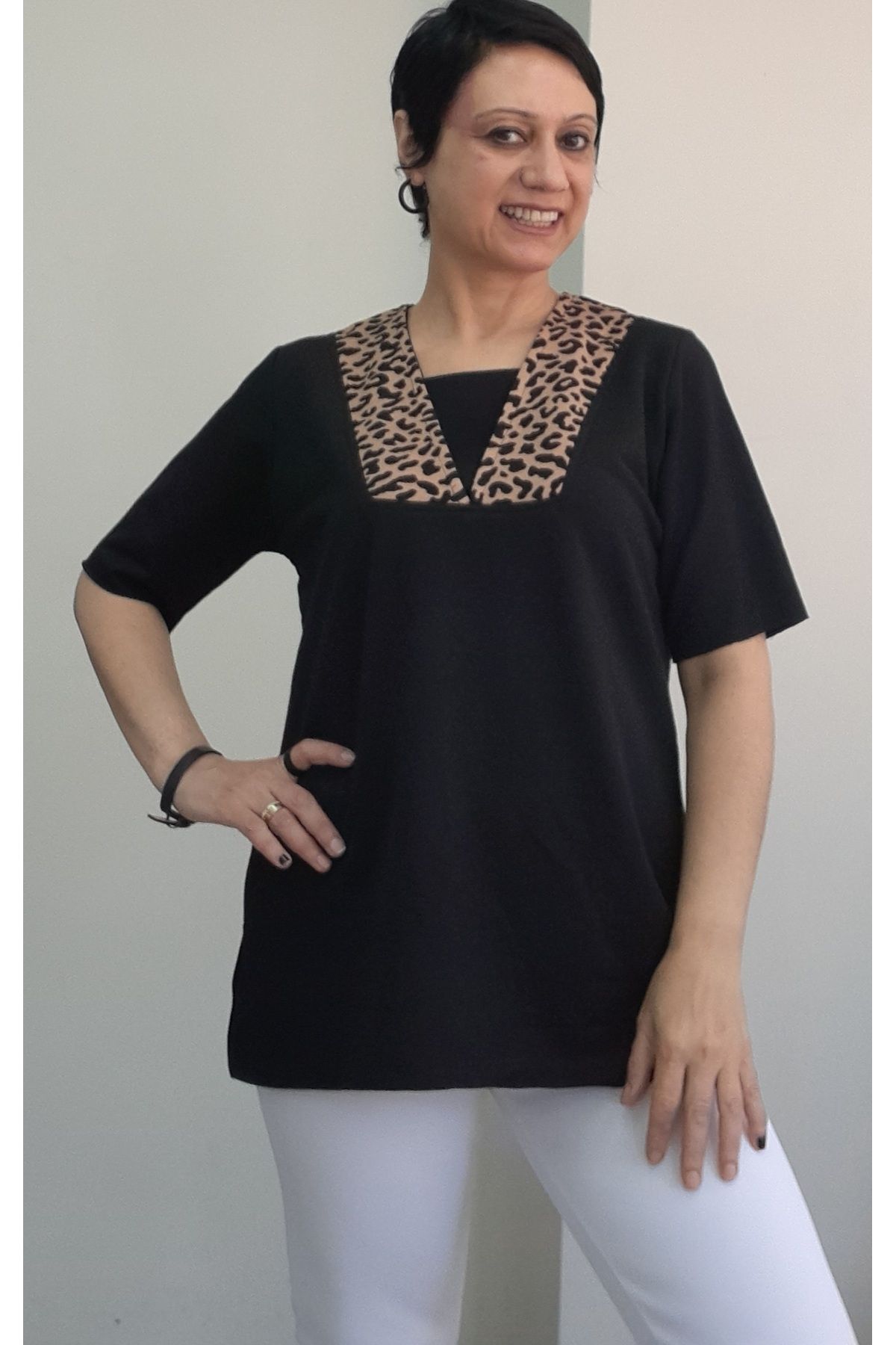 Mertcan Butik Siyah V yaka yakası leopar renk bloklu kısa kollu penye viskon tişört