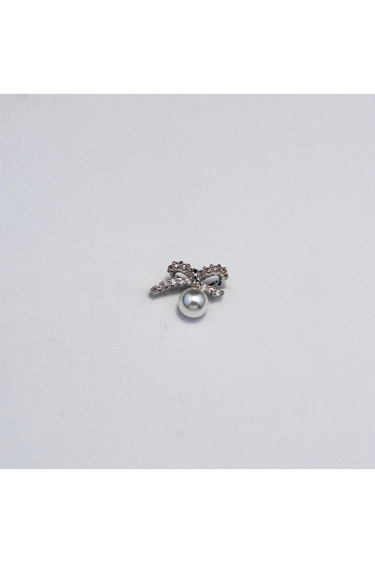 Piercing by Sever İNCİLİ KURDELE MODEL ÇELİK PIERCING… GÜMÜŞ/SILVER RENKLİ ve ŞEFFAF TAŞLI (TARGUS HELIX CONCH FLAT)