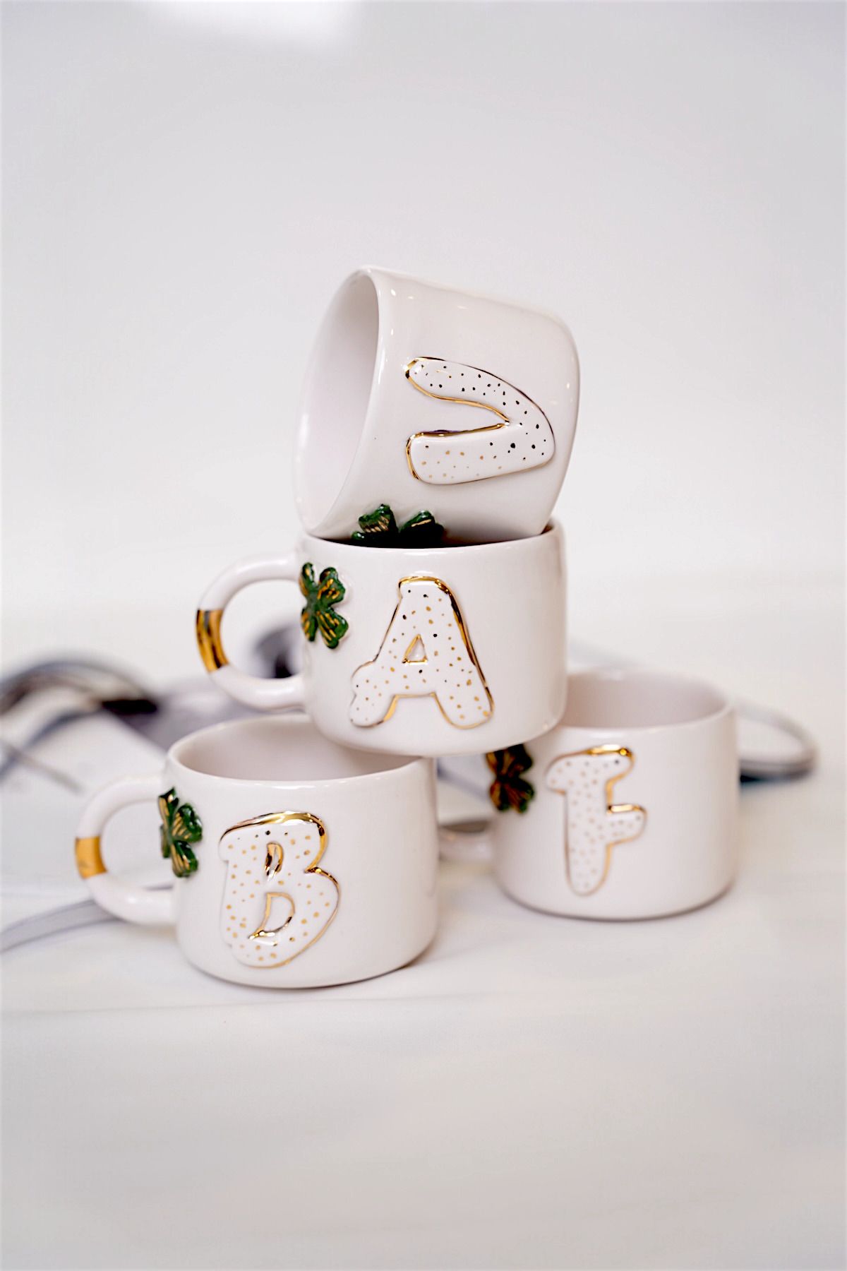 EL YAPIMI 24K Altın Dekorlu Kişiye Özel Seramik Harfli Mug
