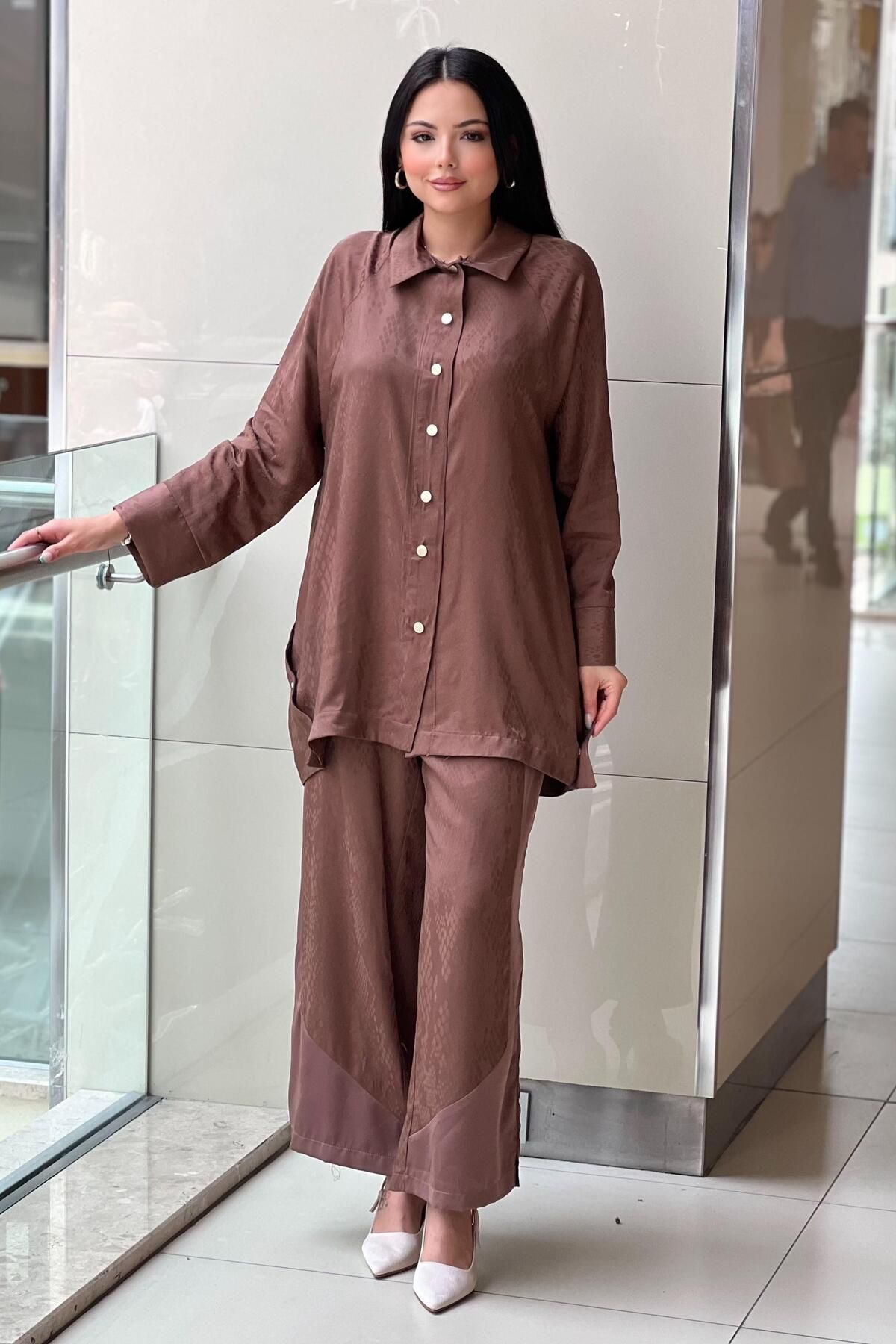 Ghisa Gömlek Önü Ve Yanları Çıtçıtlı Kendinden Desenli Bol Pantolonlu Jakar Takım
