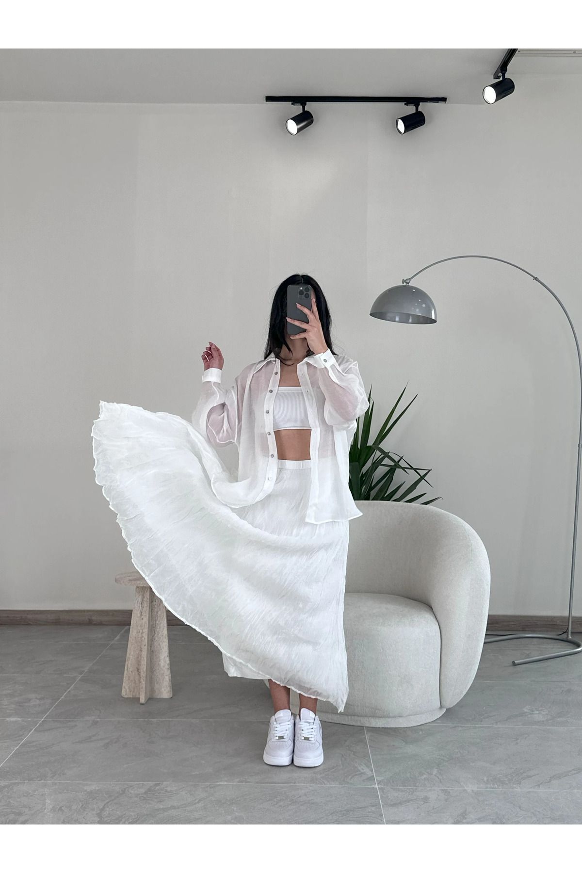 Kyra Studios Beyaz İpeksi Gömlek ve Kırışık Etek Takım 3010