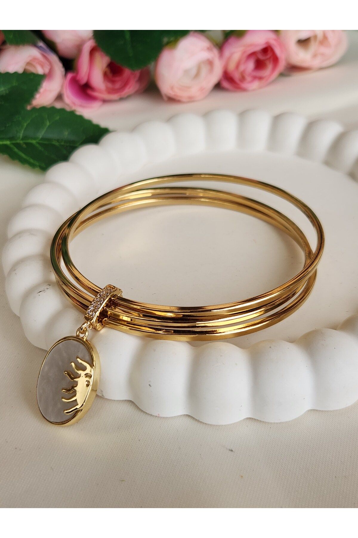 GIHANDMADE Ajda Model Güneş Sembollü Altın Rengi Charm Bileklik – Işıltılı ve Zamansız Takı Trendi