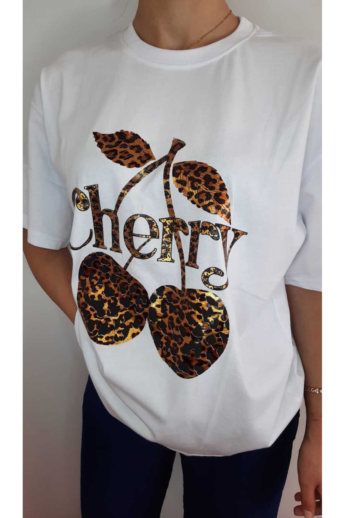 ŞIK VE MUTLU Beyaz Kadın Leopar Cherry Baskılı T-Shirt