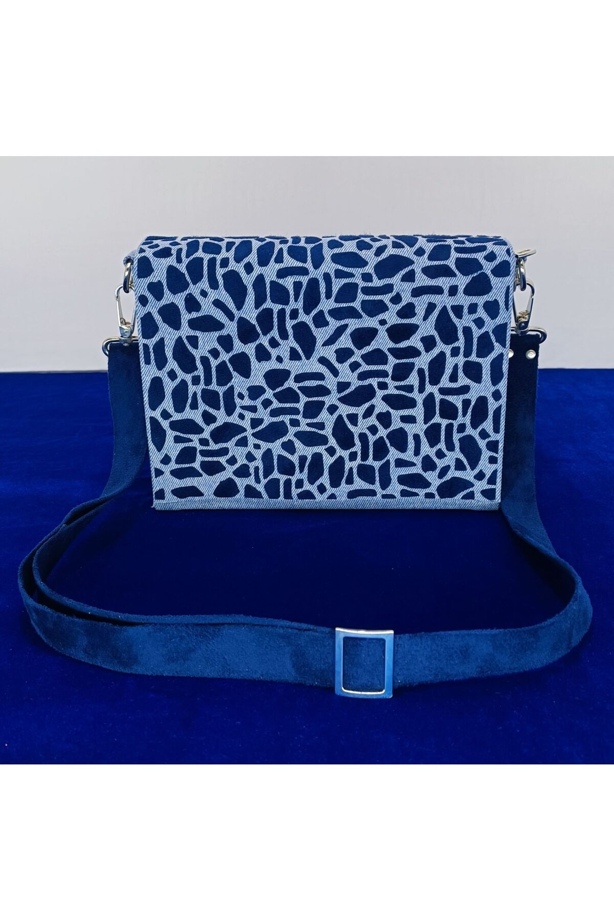 Sequoia Bags DENİM ÇANTA Süet Leoprad Desen Lazer Kesim Yapıştırmalı Kapaklı Denim Çanta SULEOKPK106 Model
