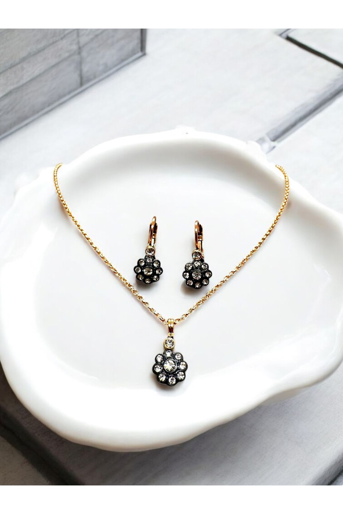 FUYA JEWELLERY Elmas Montür Çiçek Motif Kolye, Sallantılı Küpe Set