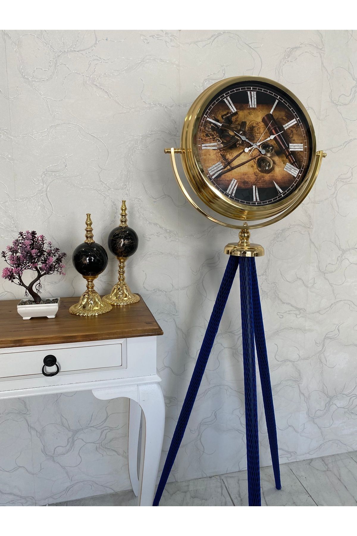 Saatistan 150 cm metal gold tripod saat, şık ve modern dekoratif aksesuar.