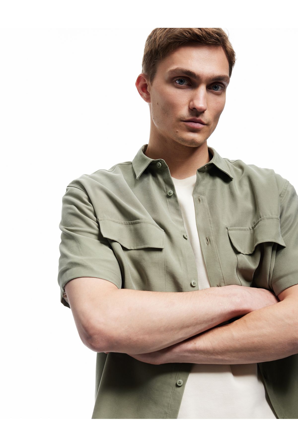 Koton Yeni Sezon Düğmeli Klasik Yaka Kapaklı Cep Detaylı Rayon Regular Fit Viskon Kısa Kollu