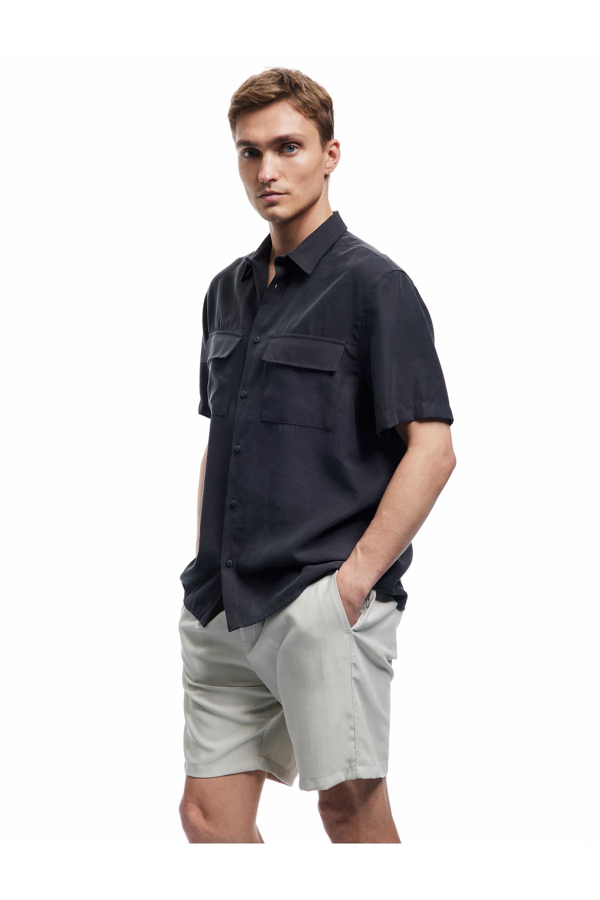 Koton Yeni Sezon Düğmeli Klasik Yaka Kapaklı Cep Detaylı Rayon Regular Fit Viskon Kısa Kollu