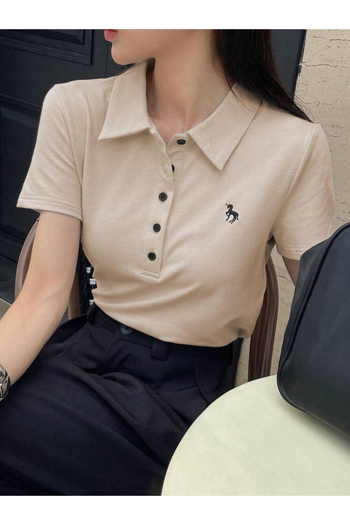 Bravebell Krem Tek Boynuzlu At Baskılı Polo Yaka Düğmeli Kısa Kol Tshirt