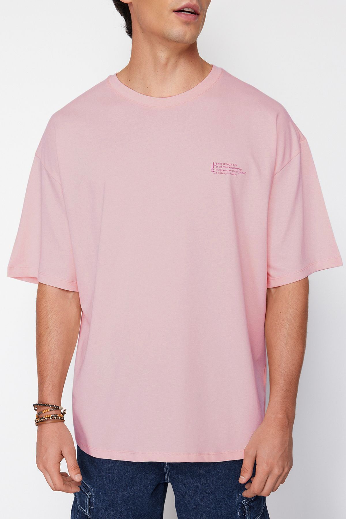 Trendyol Collection-100% bavlna Pudr Oversize Tričko s výstřihem Minimal Text Printed TMNSS23TS00084 5