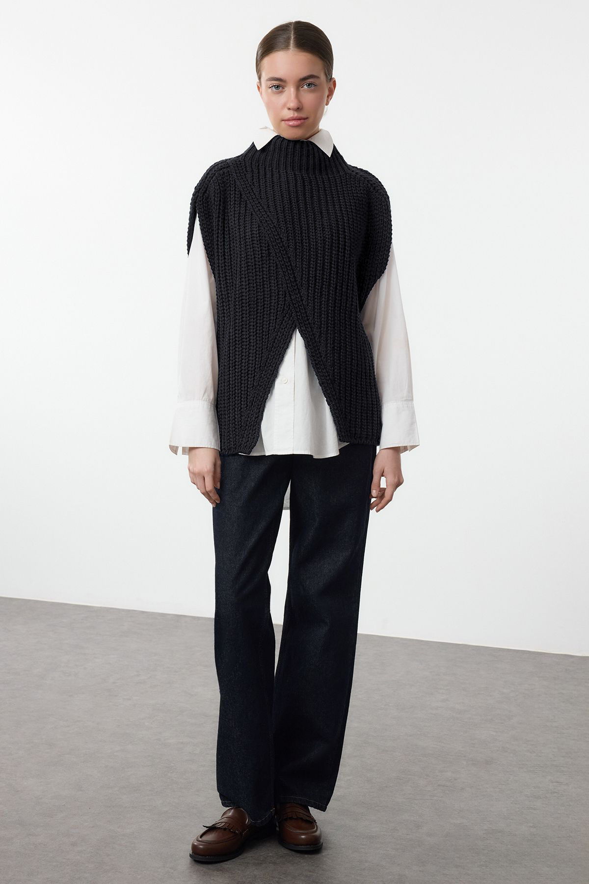 Trendyol Collection Antracytowy sweter z rozcięciem na stójce TWOAW25PA00000