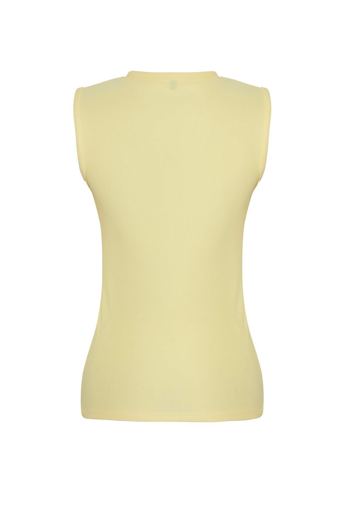 Trendyolmilla  Sarı Aksesuar Düğmeli Bisiklet Yaka Regular Boy Yelek Örme Bluz TWOSS25BZ00558 - Görsel 6