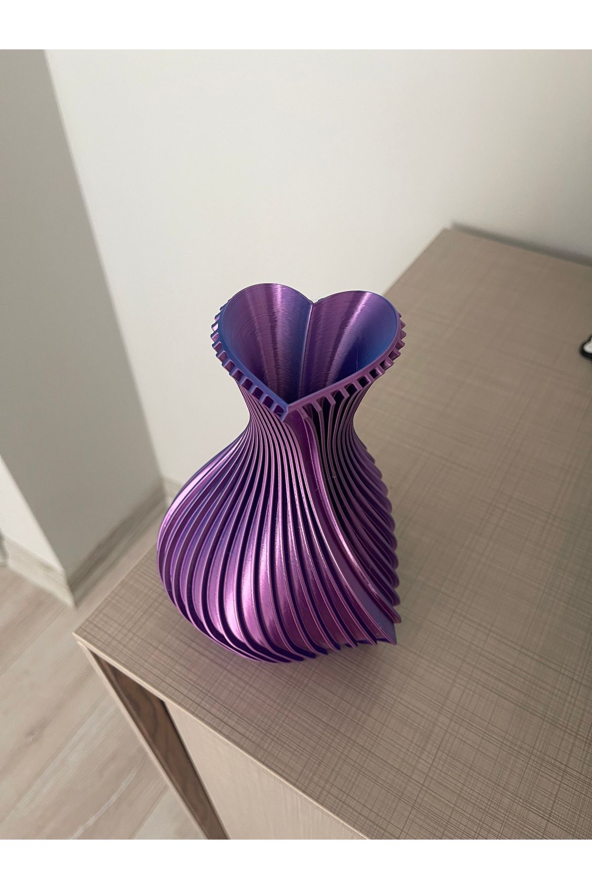 NexForm3D 3D Tasarım Metalik Neon Spiral Formlu Kalp Ağızlı Dekoratif Vazo – Modern Şık Tasarım Vazo
