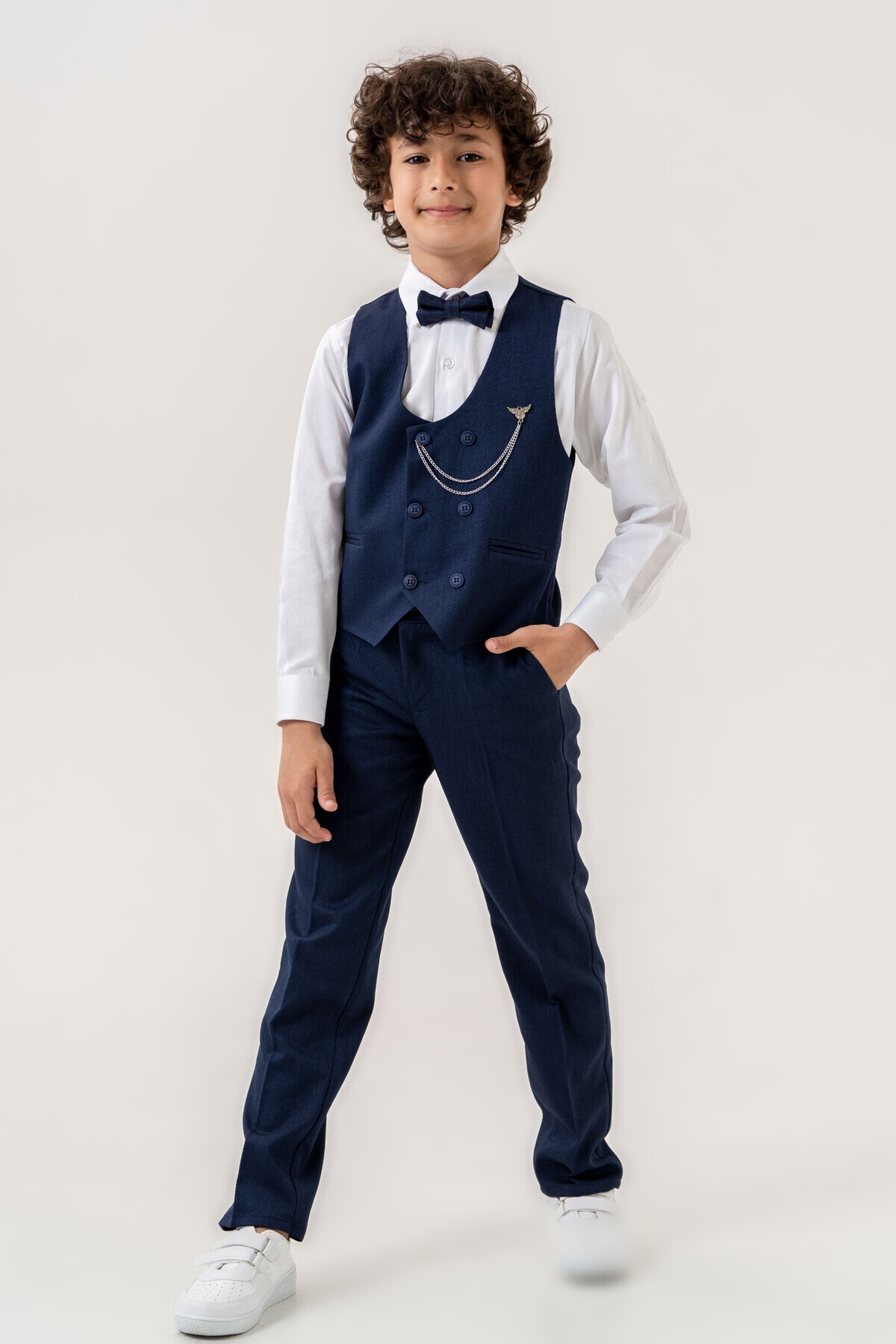 Atlas Kids Erkek Çocuk Smokin Takım Elbise – Pantolonlu Yelekli Papyonlu Gömlekli Zincirli 5’li Set fotoğrafı 6 (önizleme)