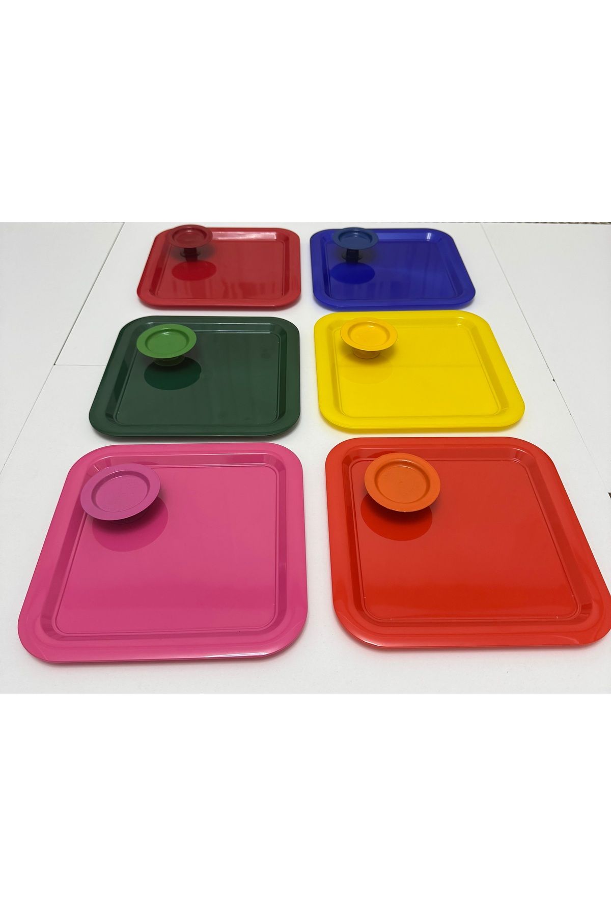SEVA ÇELİK İKİ MODEL 6 LI RENKLİ KALIN PLASTİK KARE SUNUM TEPSİSİ VE METAL RENKLİ MAKAORUNLUK