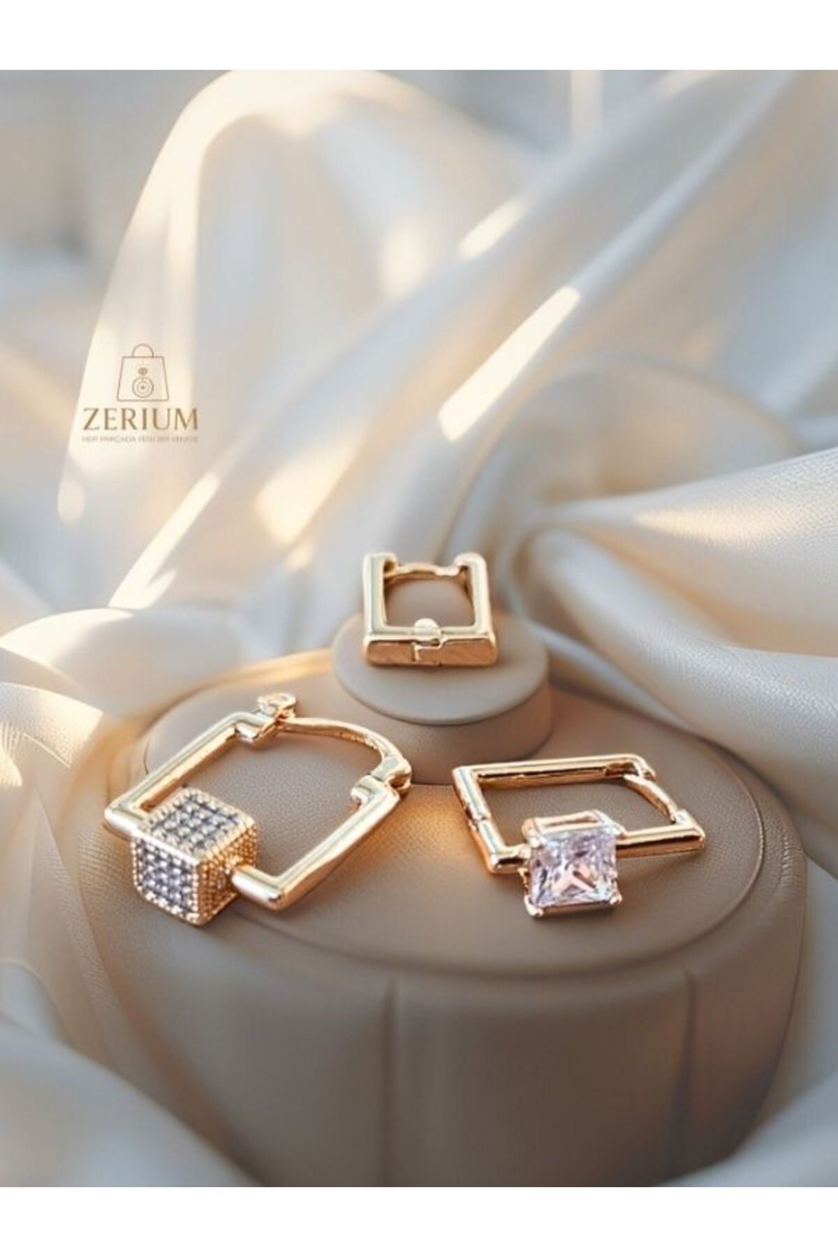 ZERİUM Işıltılı ve Şık Elegant Kare Üçlü Küpe Seti