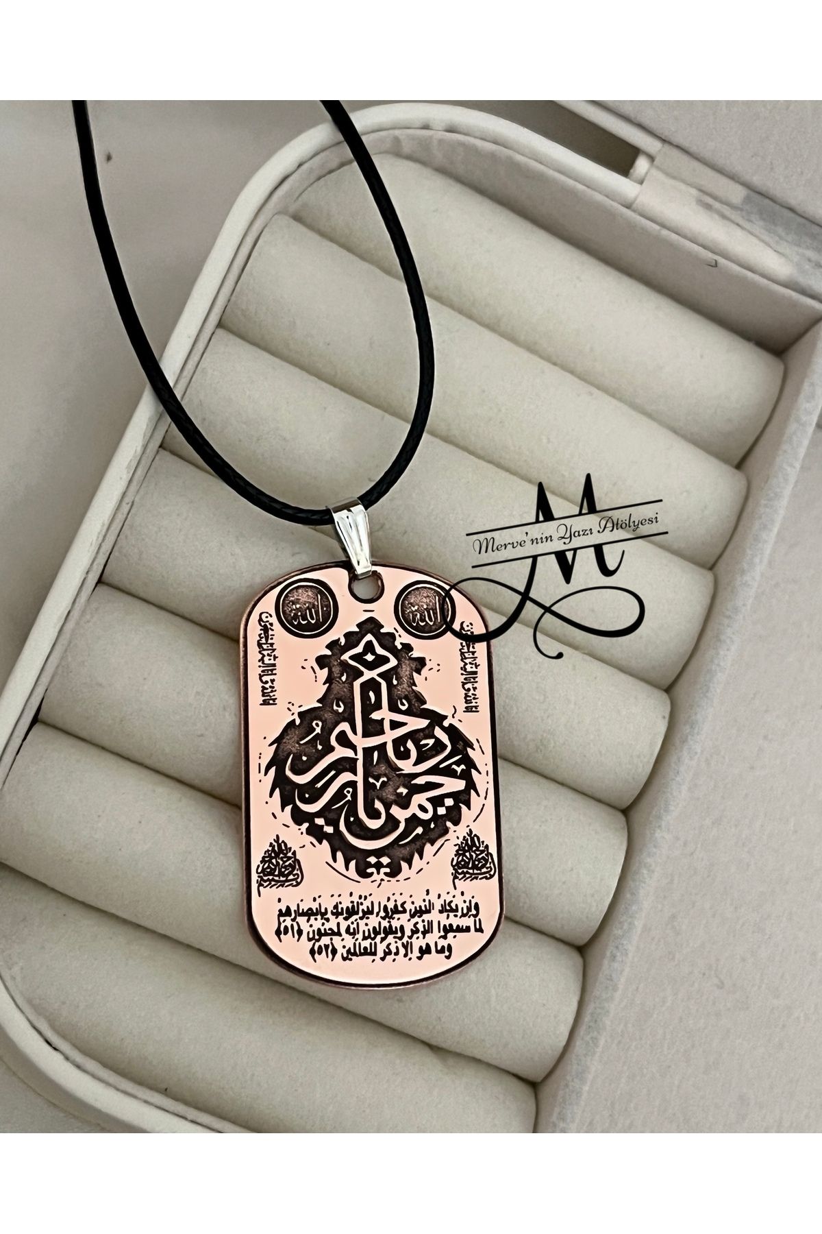 MerveninYaziAtolyesi Kabe Örtüsü Ya Hayyu Ya Kayyum Yazılı Bakır Plaka Kolye