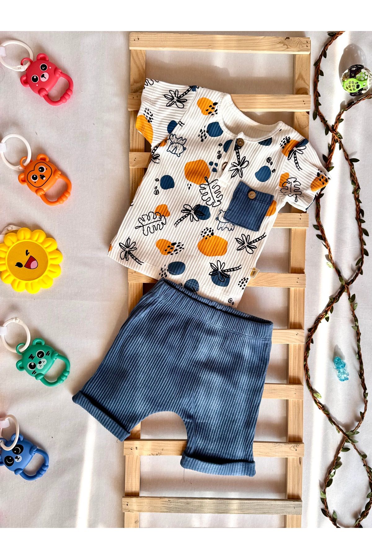 KapsülBebek %100 Organik Pamuk Unisex Yazlık Bebek Takımı – Desenli Cepli Tişört & Ribana Şort 2’li Set