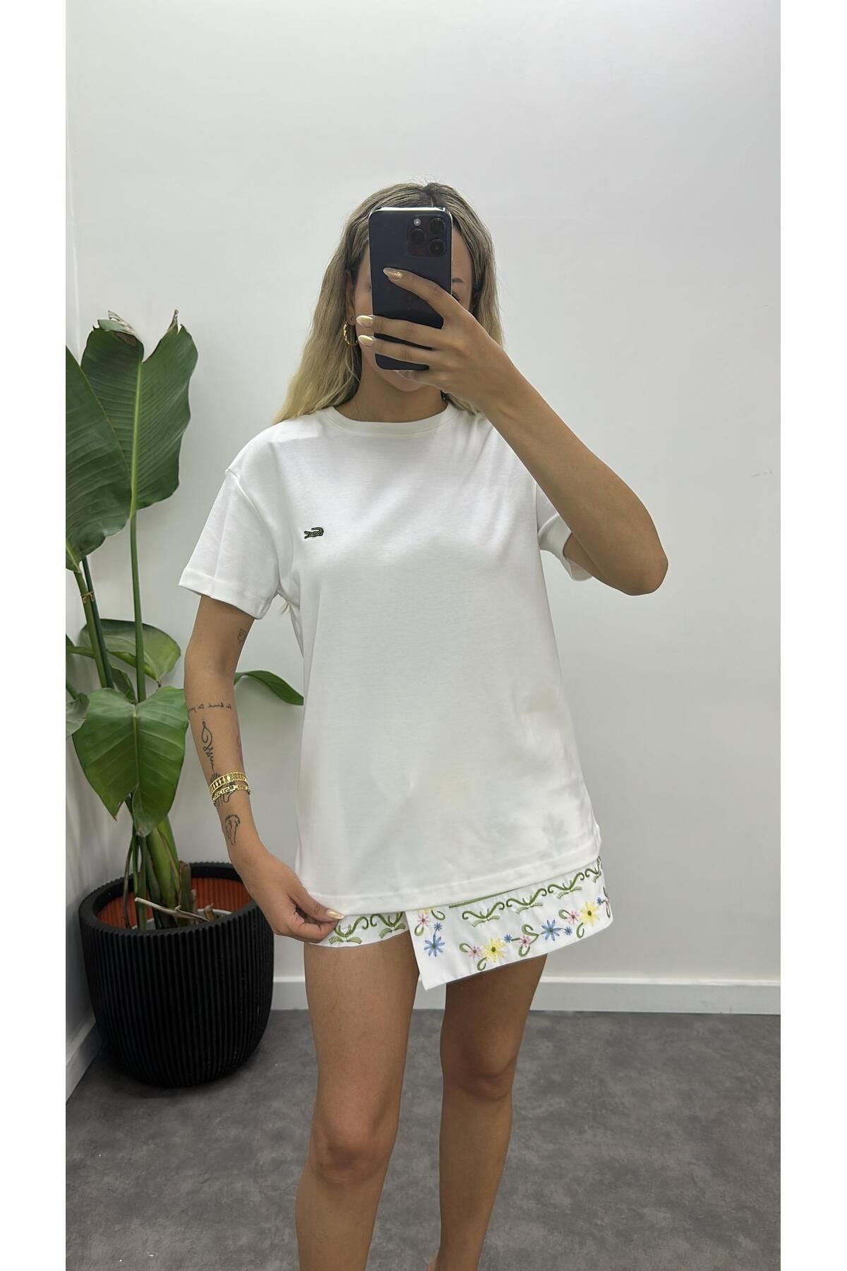 Acar Boutique Marka Model Nakışkı T-Shirt