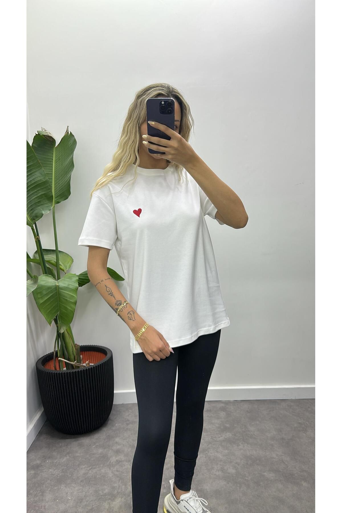 Acar Boutique Kalp Nakışlı T-Shirt