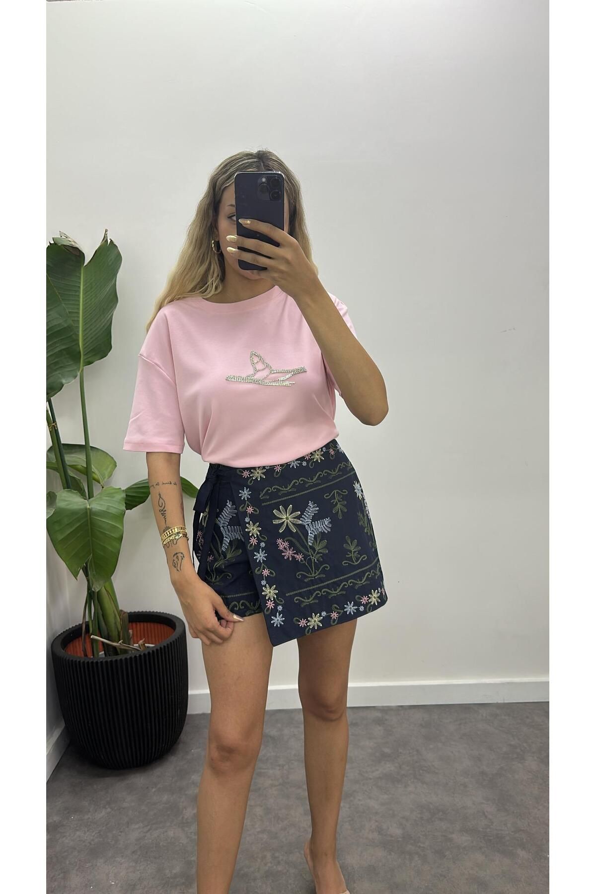 Acar Boutique Marka Taşlı T-Shirt