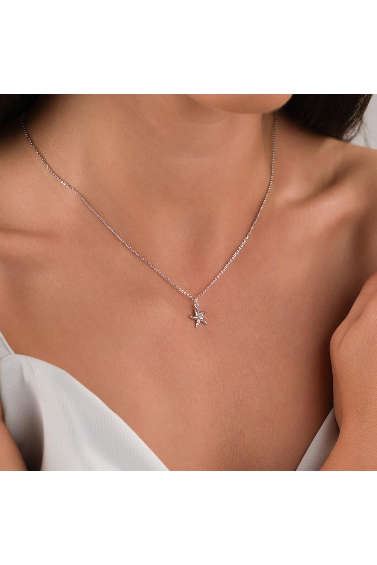 HOBİSY GIFT SHOP Denizyıldızı Figürlü Çelik Kolye – Gümüş Renk, Yazlık ve Zarif Tasarım