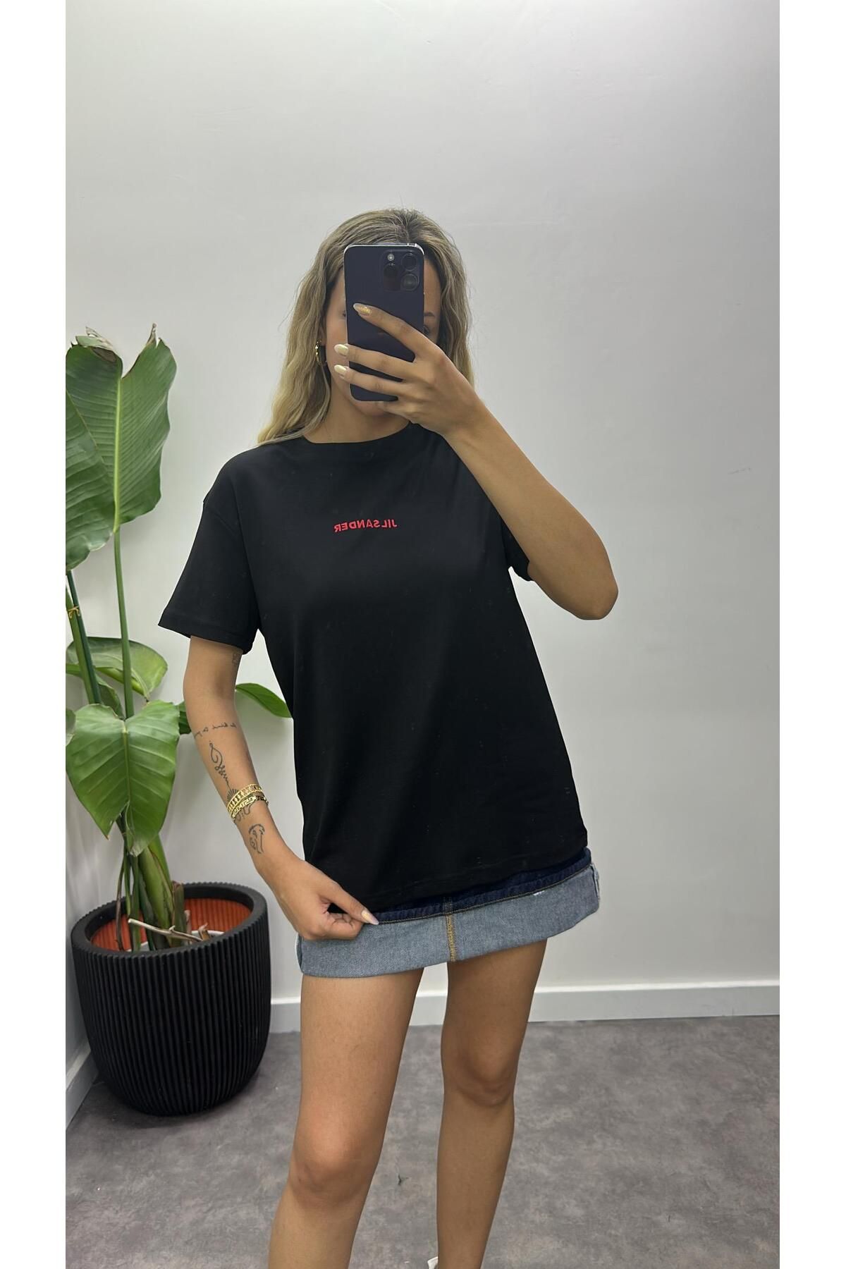Acar Boutique JS Model T-Shirt