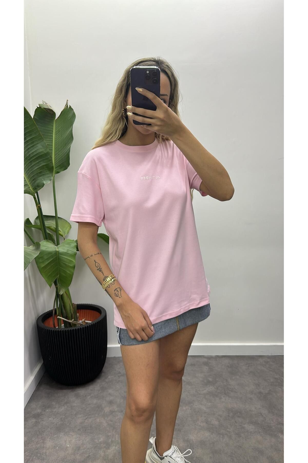 Acar Boutique JS Model T-Shirt