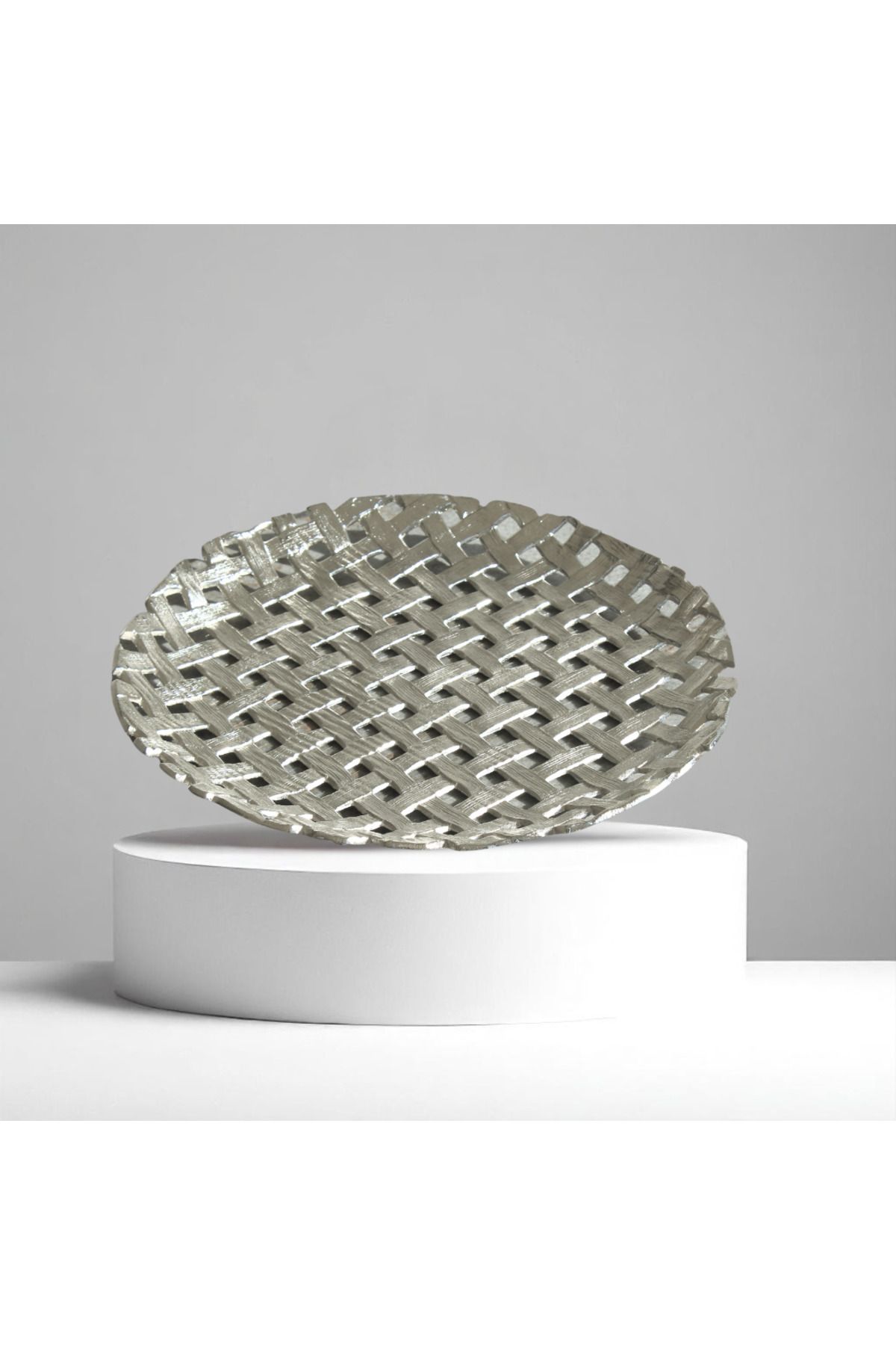 Modelce Yuvarlak Döküm Dekoratif Tabak – Gümüş Renk | 38 cm Metal Sunum ve Aksesuar Tabağı