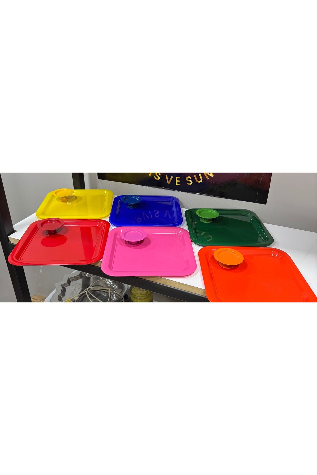Elzemm store İKİ MODEL 6 LI RENKLİ KALIN PLASTİK KARE SUNUM TEPSİSİ VE METAL RENKLİ MAKAORUNLUK
