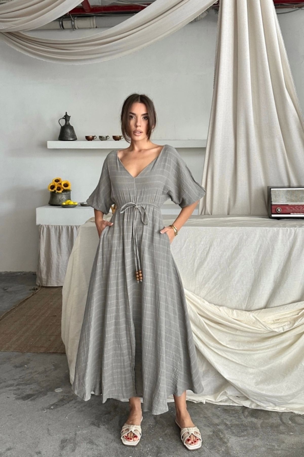 Butik V YAKA BEL BONCUK BAĞLAMALI MÜSLİN ELBİSE YIRTMAÇ DETAYLI - Gri