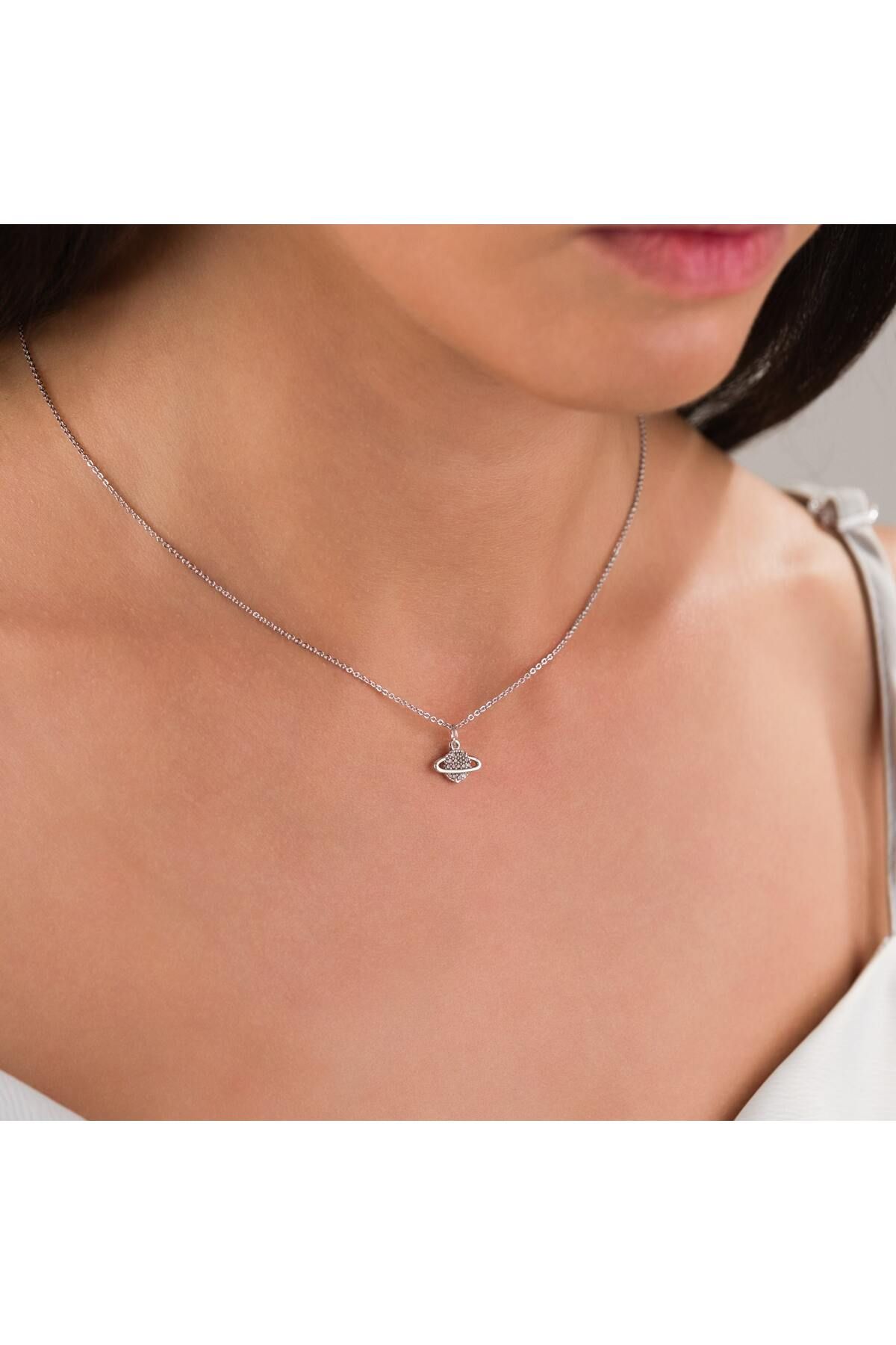 HOBİSY GIFT SHOP Gezegen Figürlü Zirkon Taşlı Kolye – Gümüş Renk, Işıltılı ve Modern Tasarım