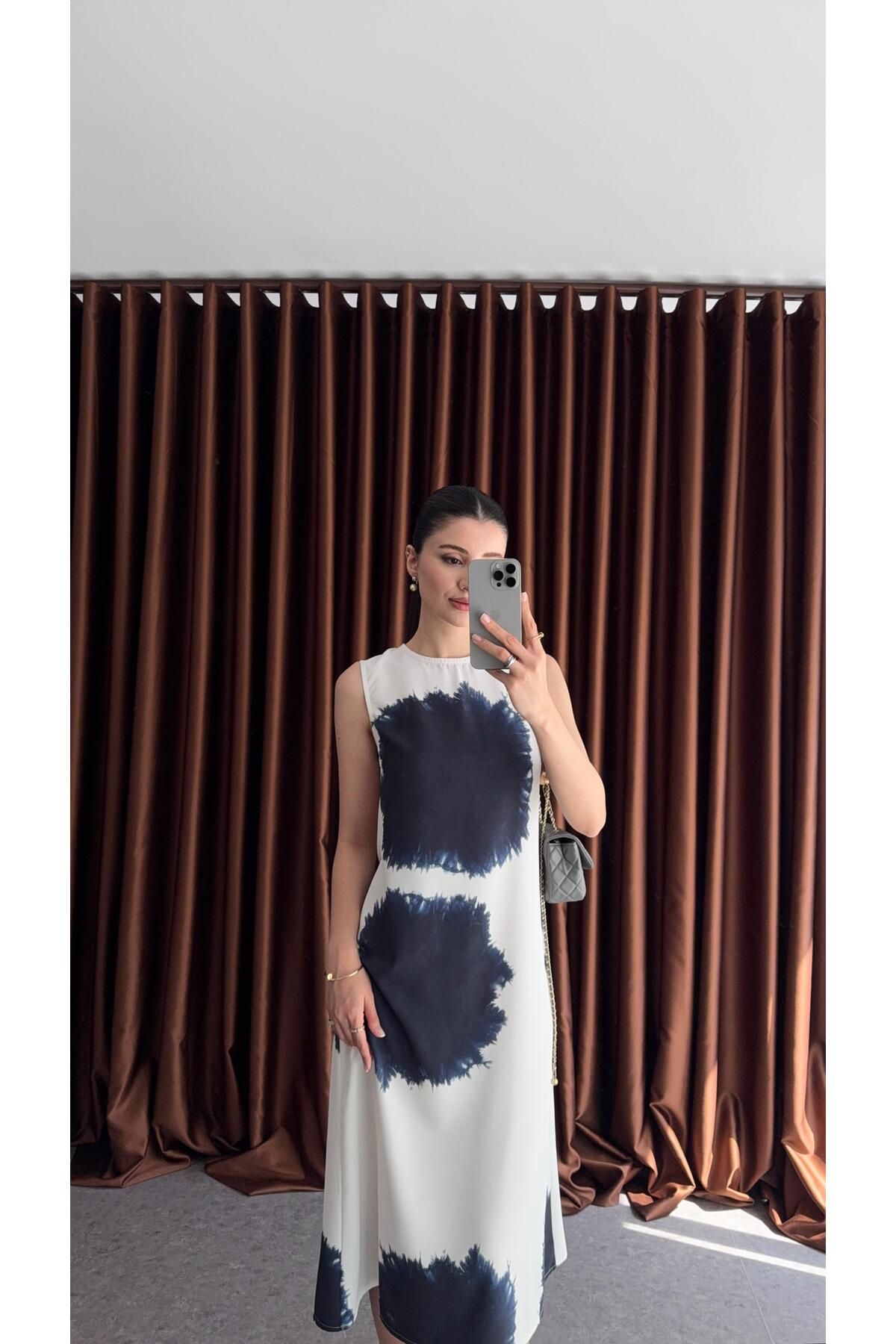 HAZELANNA İri Batik Desenli Beyaz Elbise
