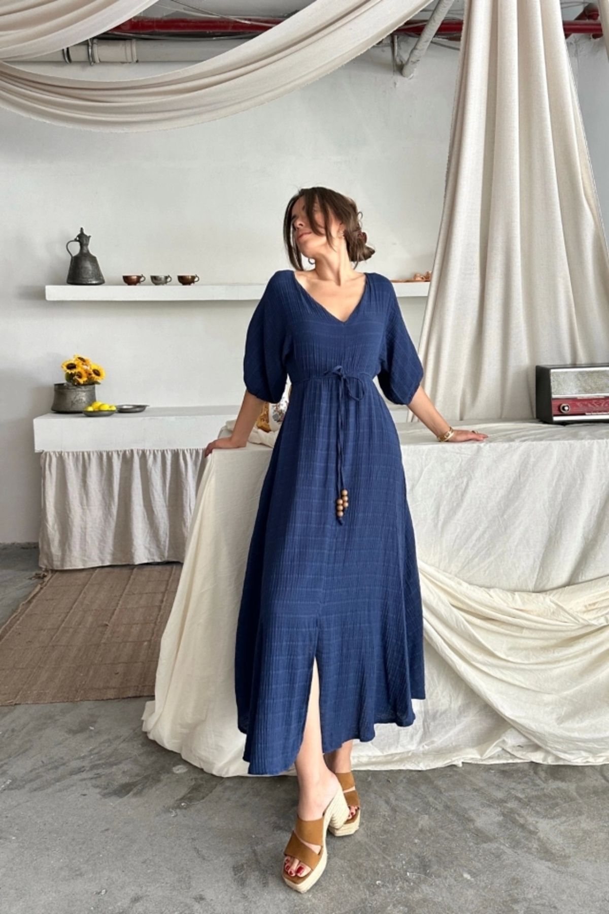 Butik V YAKA BEL BONCUK BAĞLAMALI MÜSLİN ELBİSE YIRTMAÇ DETAYLI - Lacivert