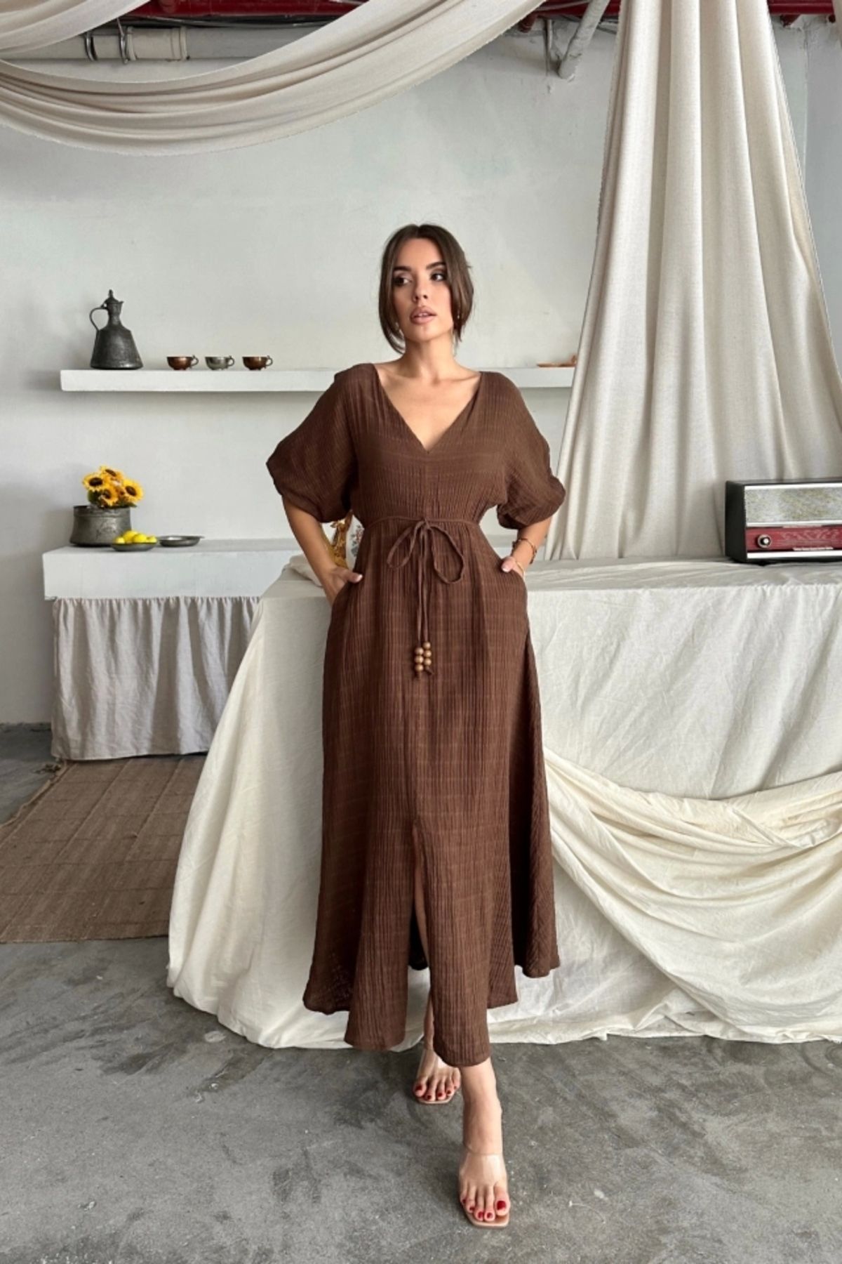 Butik V YAKA BEL BONCUK BAĞLAMALI MÜSLİN ELBİSE YIRTMAÇ DETAYLI - Kahverengi