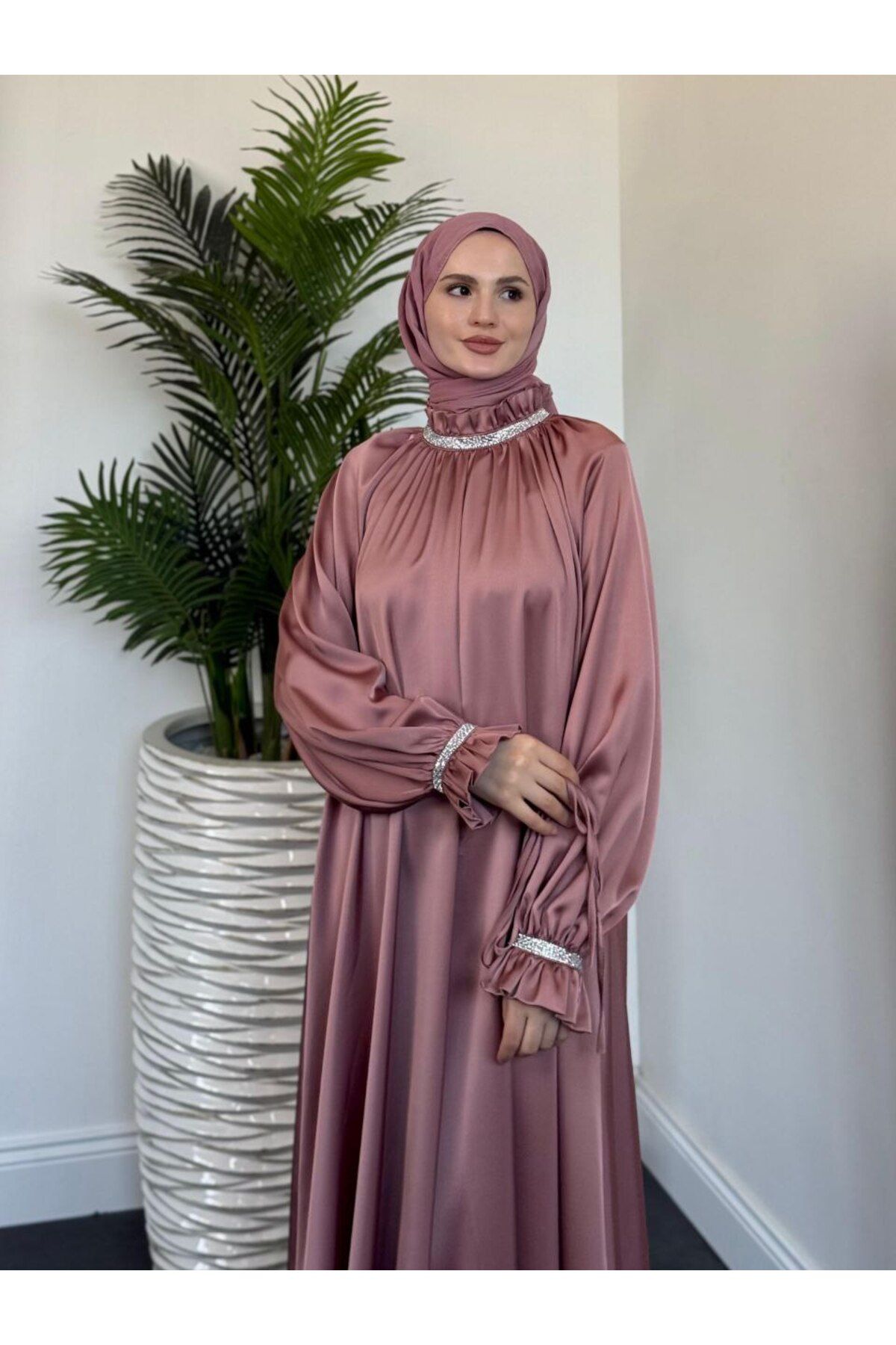 mahira collection yaka kol taşlı saten abiye elbise