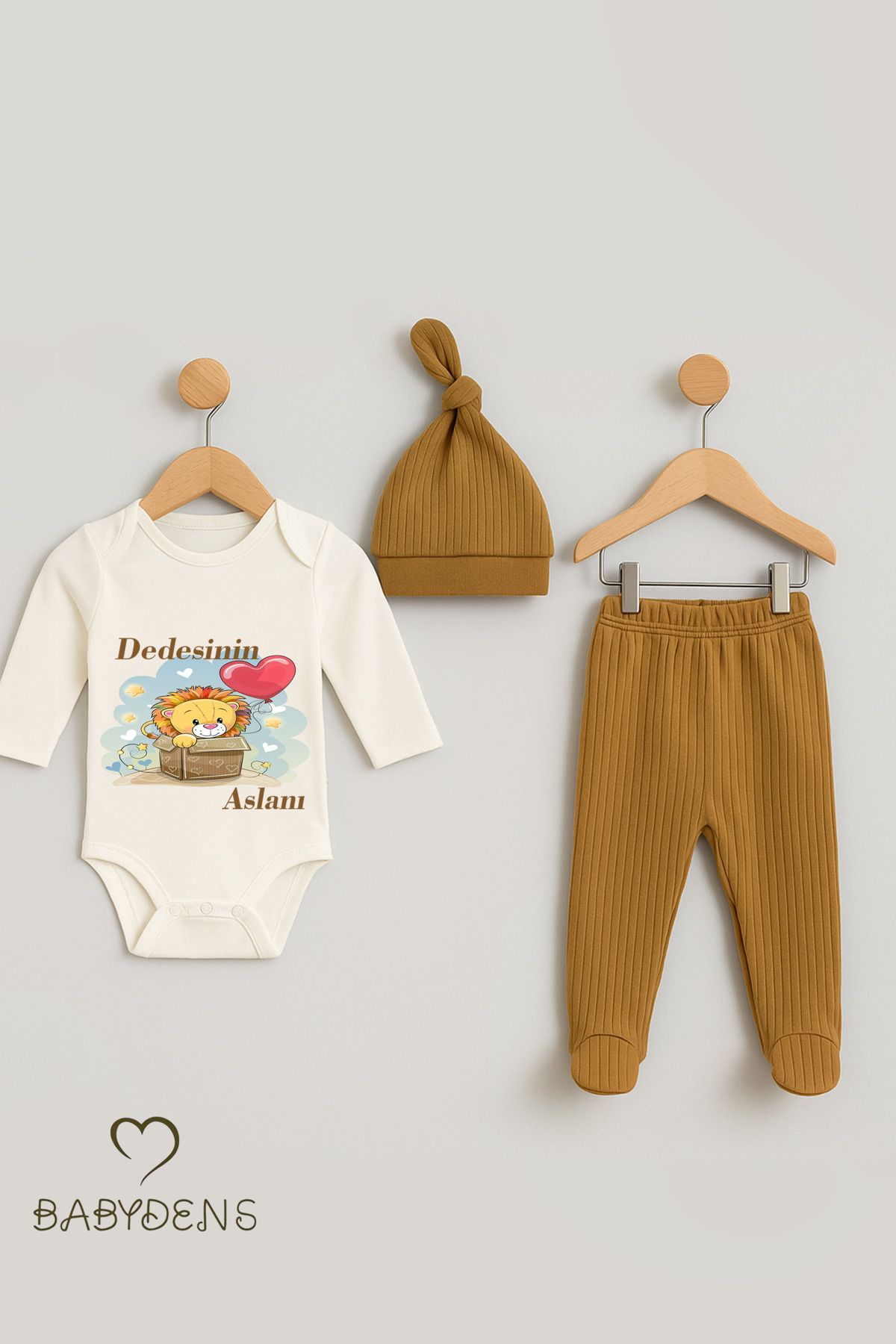 BABYDEN'S Dedesinin Aslanı Baskılı 3’lü Bebek Takımı Pamuklu Fitilli Kumaş Şapka,Patikli Alt ,Uzun Kollu Zıbın