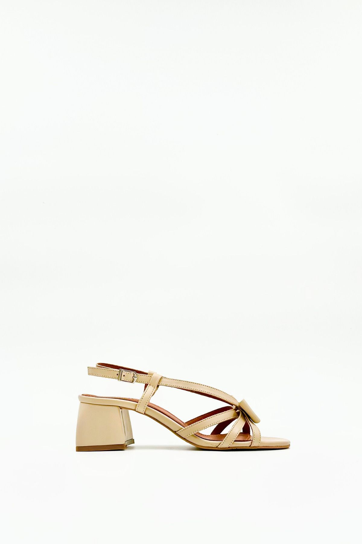Folle Bej Hakiki Deri Fiyonklu Alçak Topuklu Sandalet – 5 cm TPU Taban
