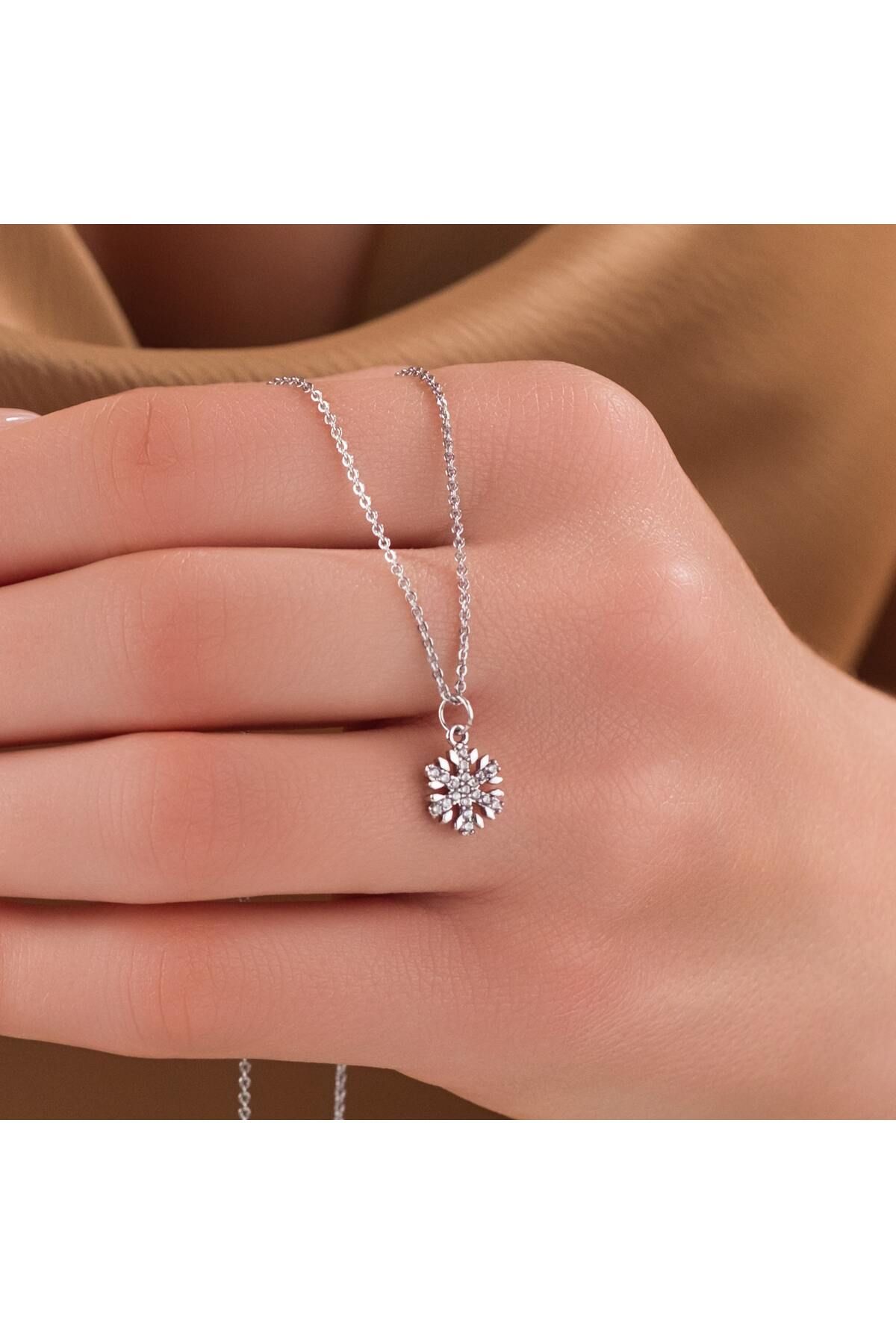 HOBİSY GIFT SHOP Kar Tanesi Figürlü Zirkon Taşlı Kolye – Gümüş Renk, Işıltılı ve Zarif & Minimal Tasarım