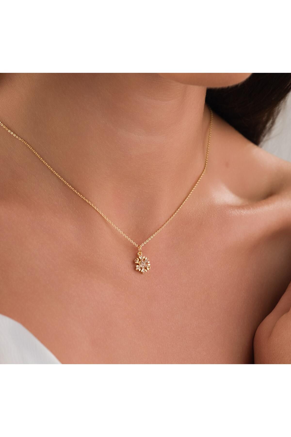 HOBİSY GIFT SHOP Kar Tanesi Figürlü Zirkon Taşlı Kolye – Altın Renk, Işıltılı ve Zarif & Minimal Tasarım