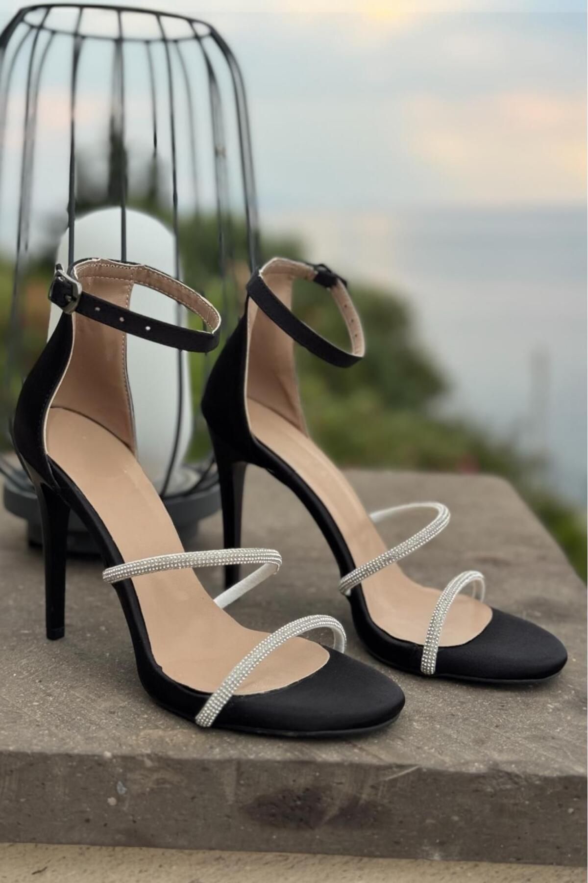 Melissa Boutique Kadın Siyah Saten Parlak Taş Bant Detaylı Abiye Ayakkabı