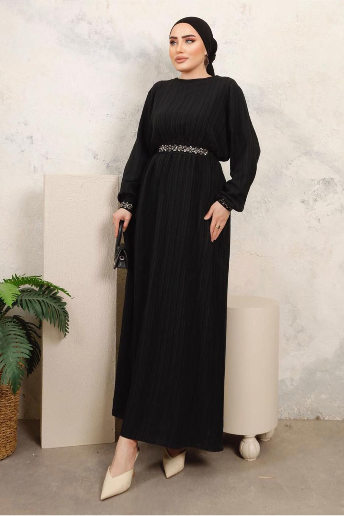 TRENDTESETTÜR KADIN SİYAH MANŞETLERİ VE BELİ TAŞ BASKILI ELBİSE T 1103