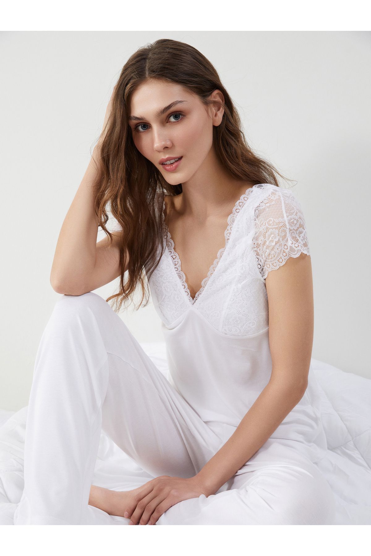 LC Waikiki V Yaka Dantel Detaylı Kadın Pijama Takımı