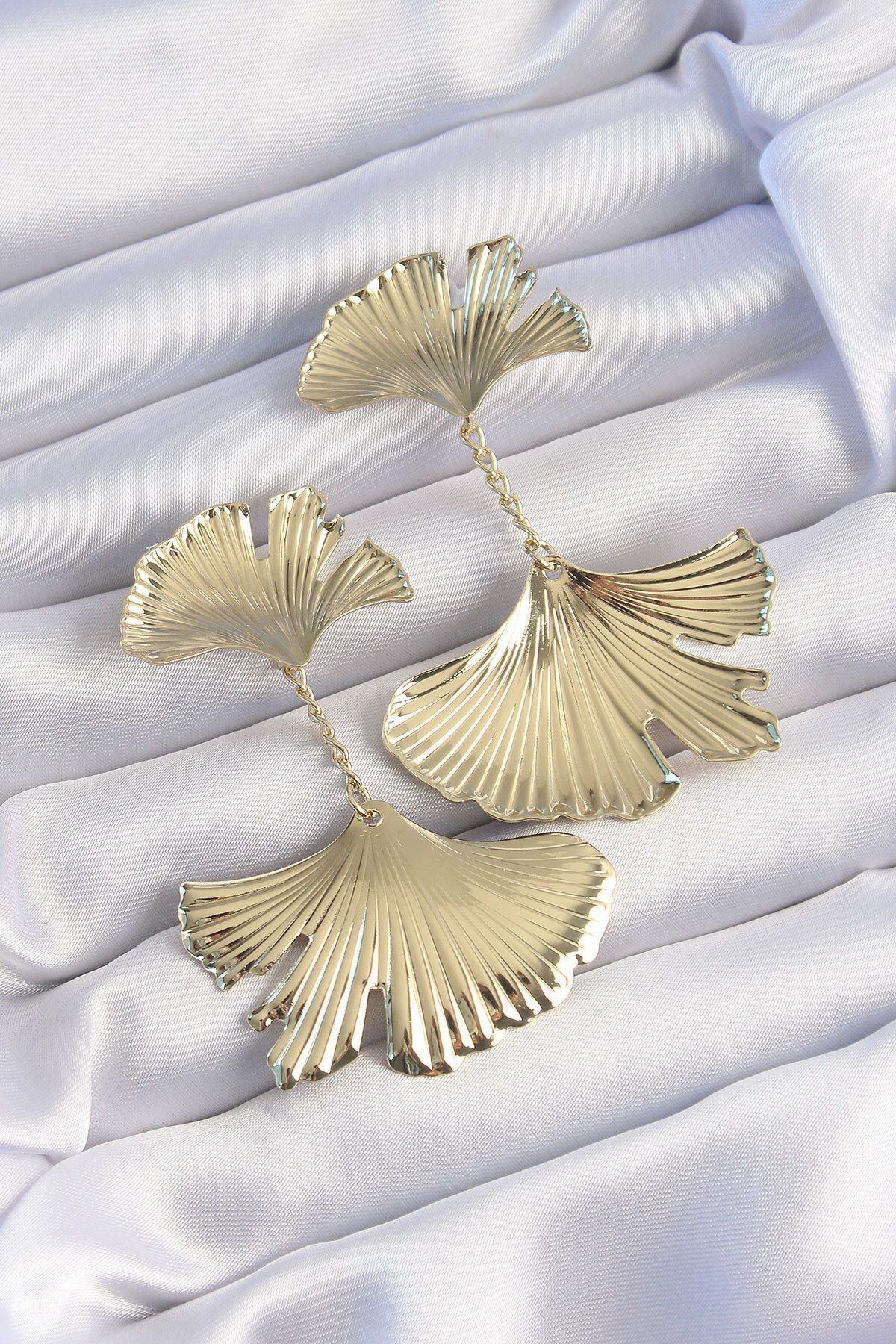 LovelymCo Pirinç Gold Renk Tırtıklı Yaprak Model Sallantılı Küpe - Lisinya