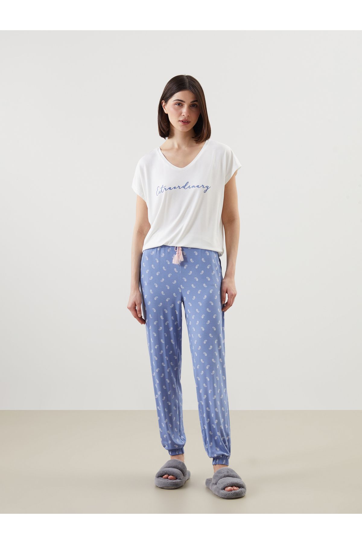 LC Waikiki V Yaka Desenli Kadın Pijama Takımı